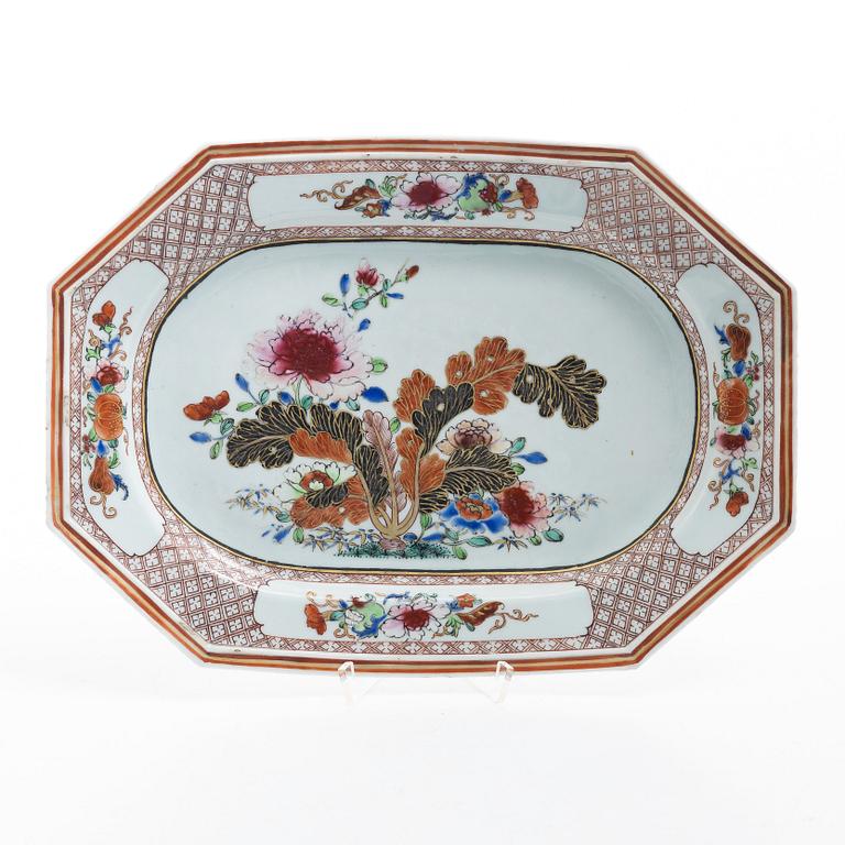 Fat samt tallrikar, tre stycken, porslin. Qingdynastin, Qianlong (1736-95).