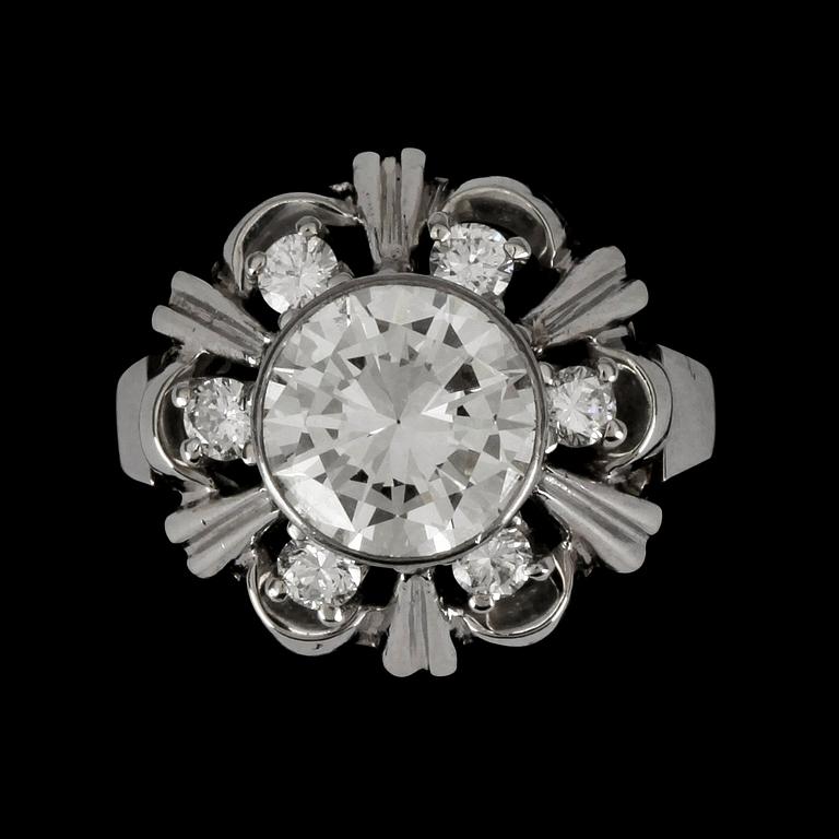 A diamond, total gem weight circa 2.39 cts, ring. Quality I-I/VS.