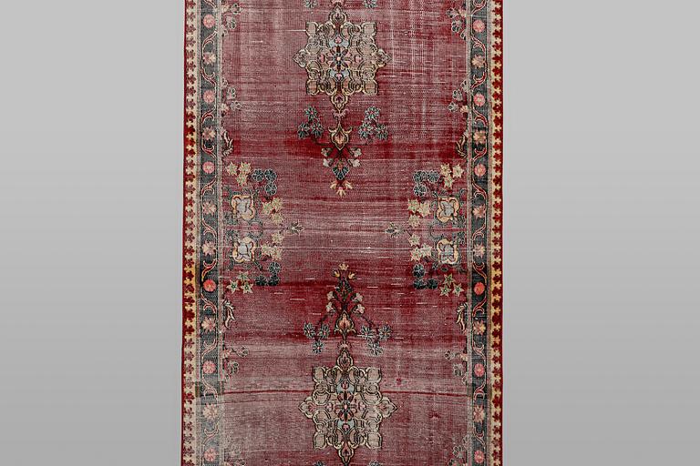 An oriental vintage design rug, c. 207 x 86 cm.