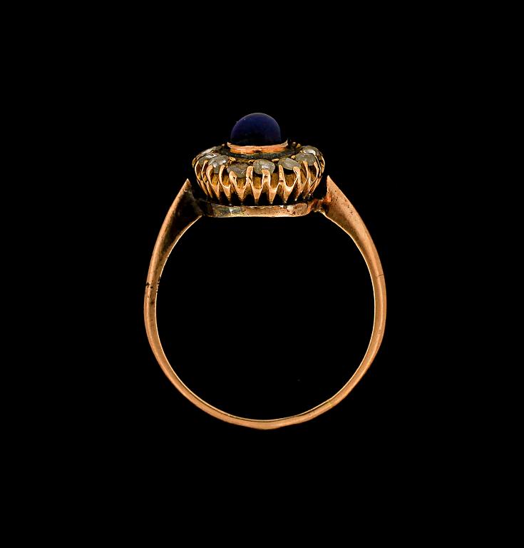 RING, guld 14k, cabochonslipad safir samt rosenslipade diamanter. England, 1900-talets första hälft. Vikt ca 3 g.