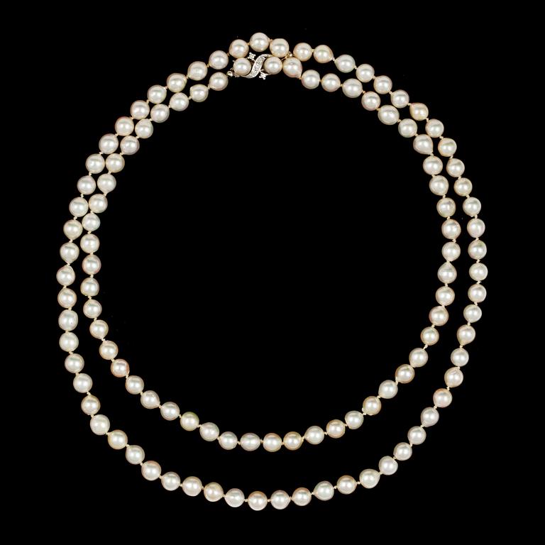 COLLIER, lång rad odlade japanska pärlor, 6,5 mm, med lås med pärlor och briljantslipade diamanter.