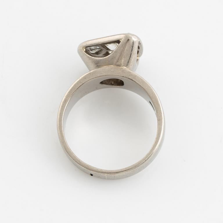 An 18K white gold ring set with diamonds.