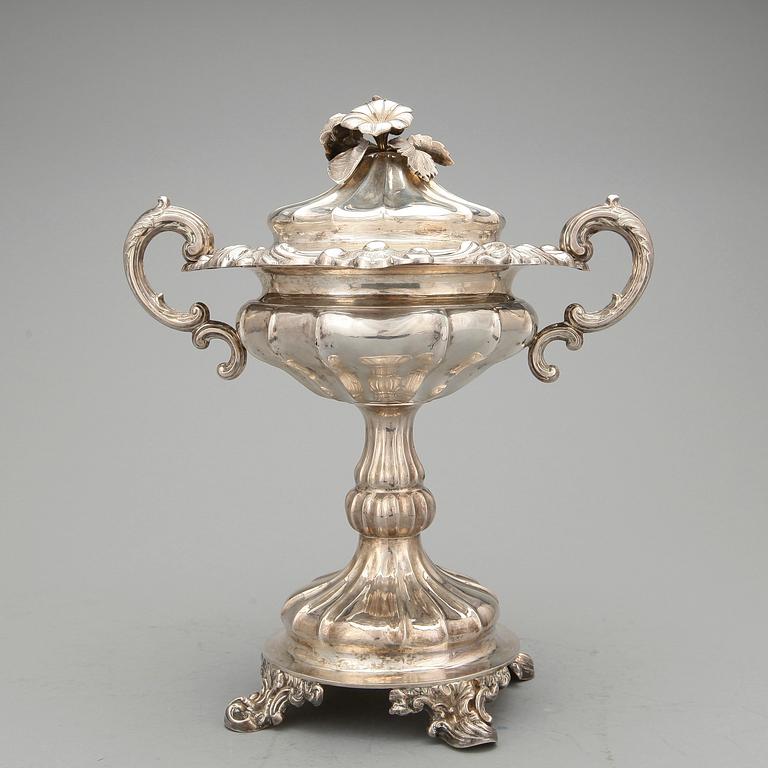 SOCKERSKÅL, silver, Gustaf Möllenborg, Stockholm, 1850. Vikt: ca 1212 gram.