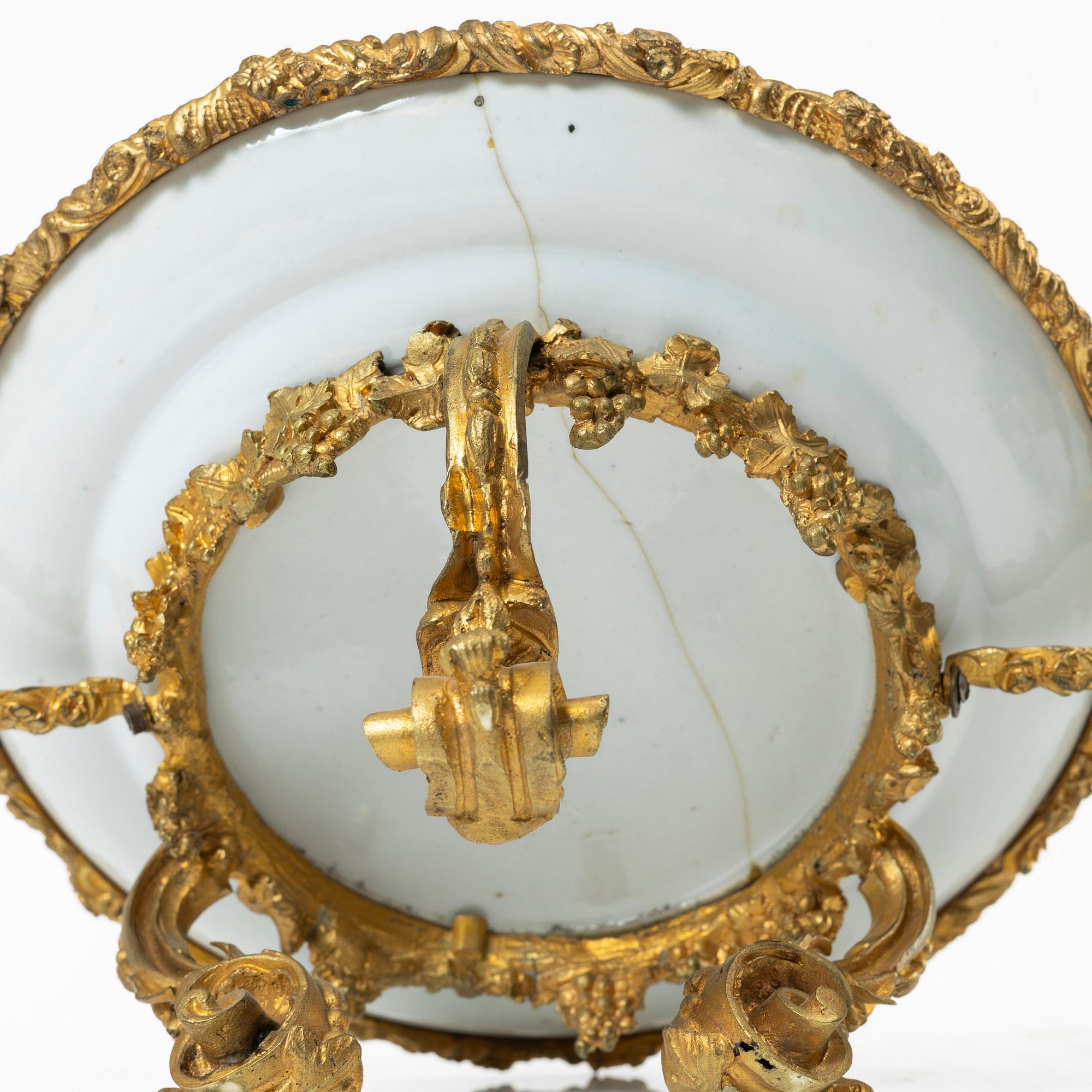 A pair of Chinese Export Canton dishes/tazzas, Qing dynasty, 19th century.