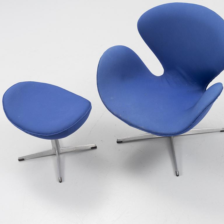 Arne Jacobsen, fåtölj med fotpall,  "Svanen", Fritz Hansen, Danmark, 1971.