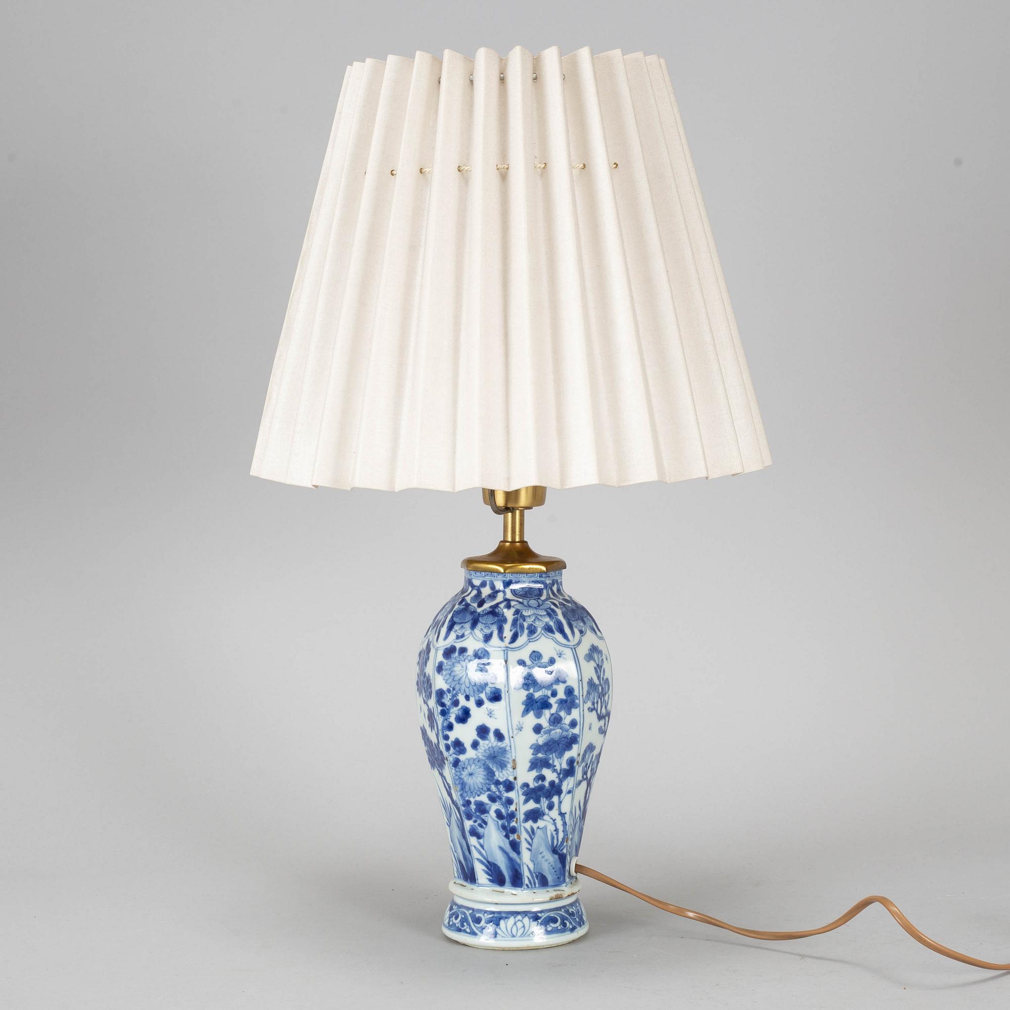 A blue and white vase, converted into a table lamp, Qing dynasty, Kangxi (1662-1722).