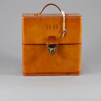 RESESCHATULL, läder med BRÄNNVINSFLASKOR, 3 st, Pukeberg, omkring 1900-talets mitt.