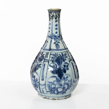 A blue and white kraak bottle, Ming dynasty, Wanli (1572-1620).
