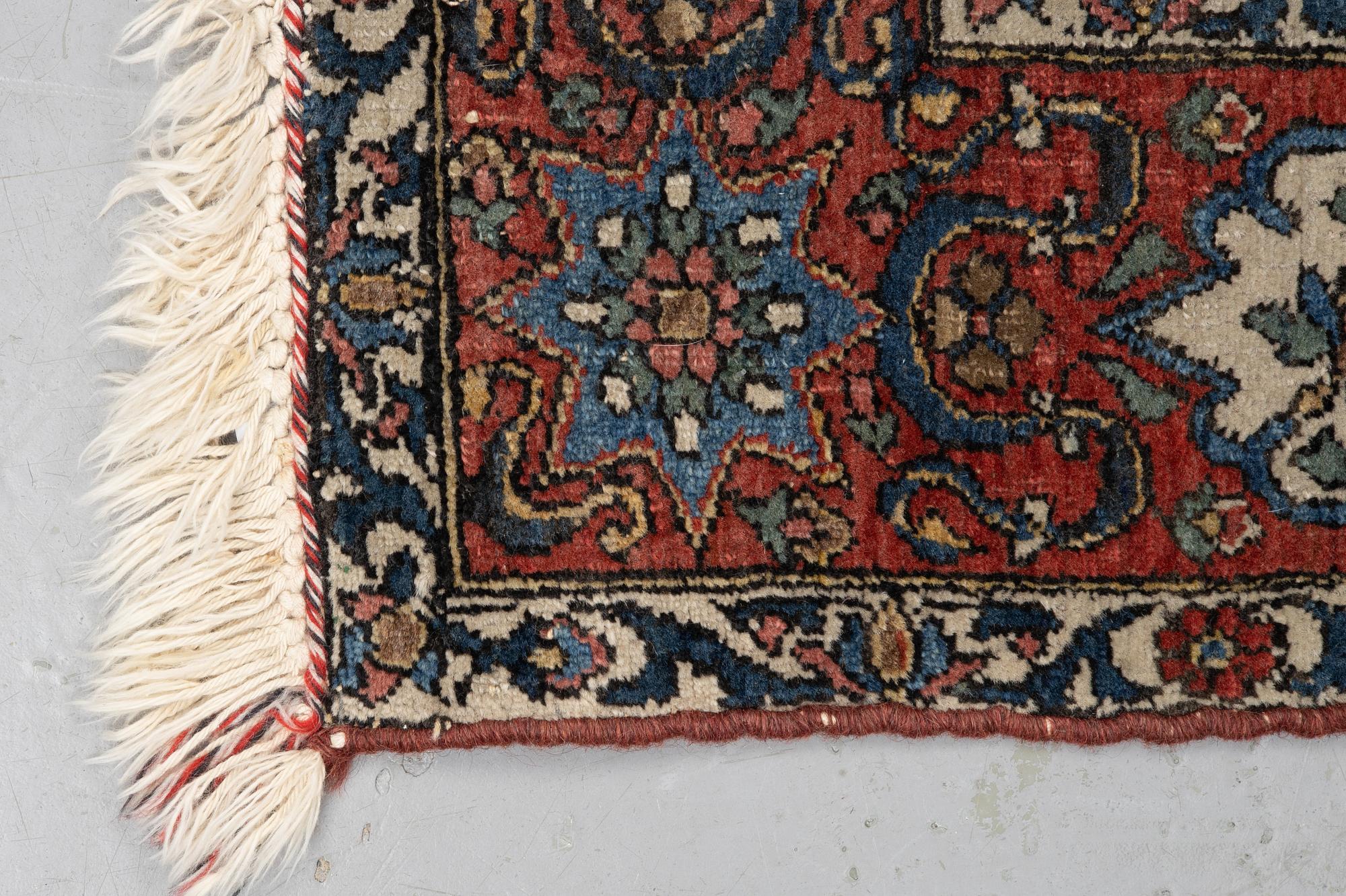Rug, semi-antique Bakhtiari ca 208 x 126 cm.