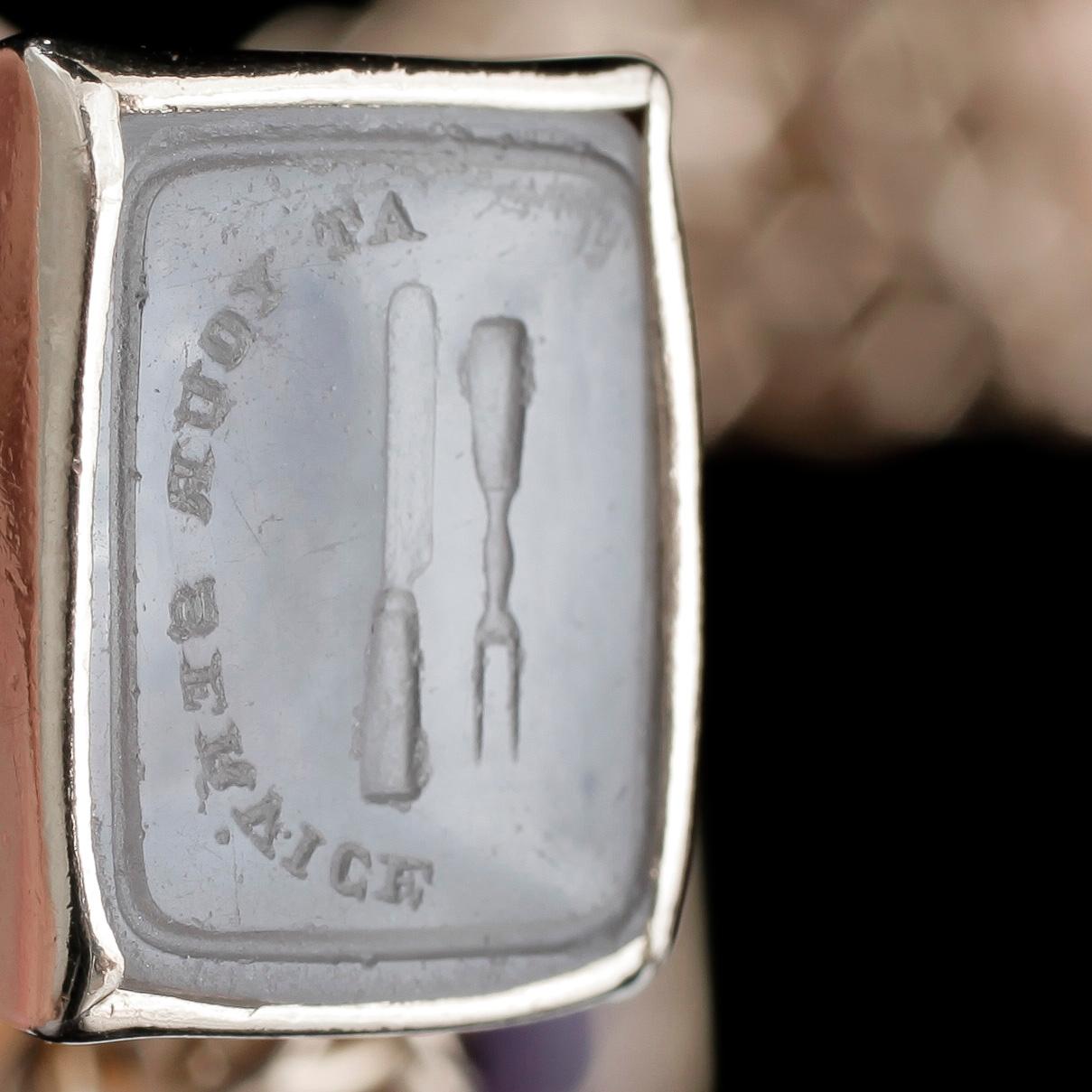 ARMBAND 18k guld, med 5 berlocker, var av 3 18k guld, bl a Aliansguld Bäckman & Co, Hägersten 1972. Tot vikt 46,7 g.