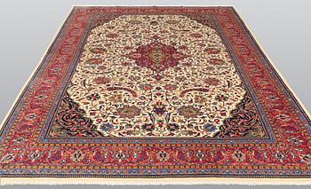 A carpet, Sarouk, ca 351 x 241 cm.