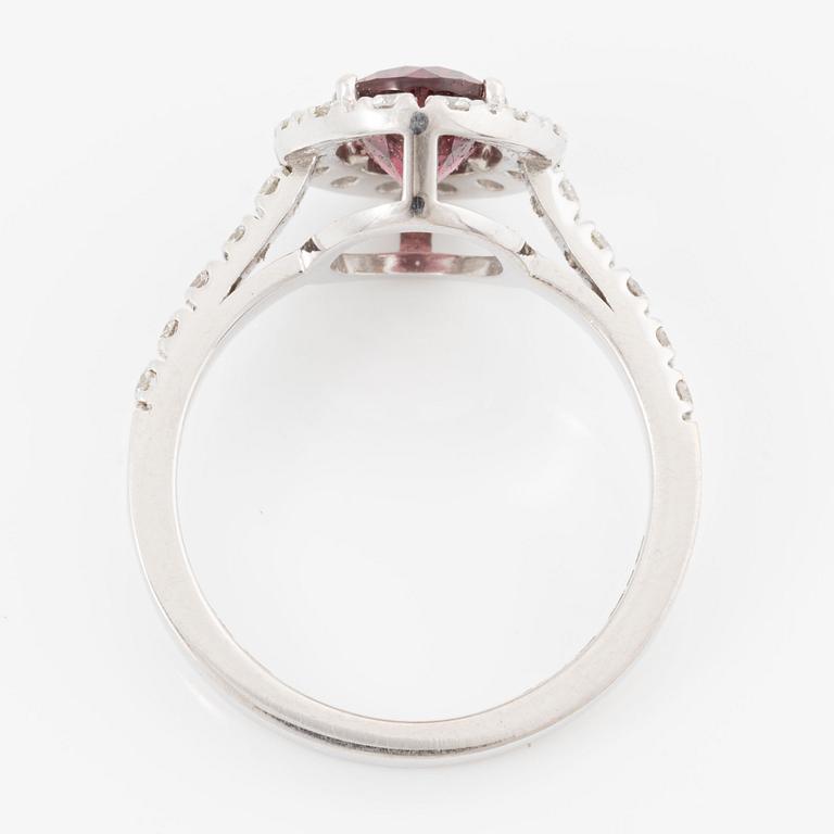 Ring, 18K white gold with pink garnet and brilliant-cut diamonds.