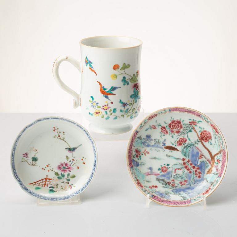 Mugg samt två fat, porslin, Kina, 1700-tal.