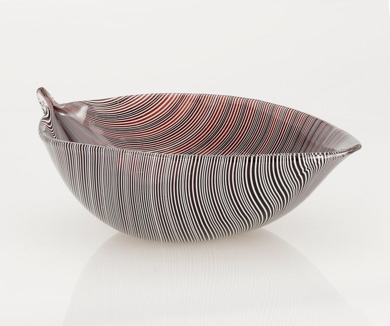 A Tyra Lundgren glass bowl, Venini, Murano, Italy.