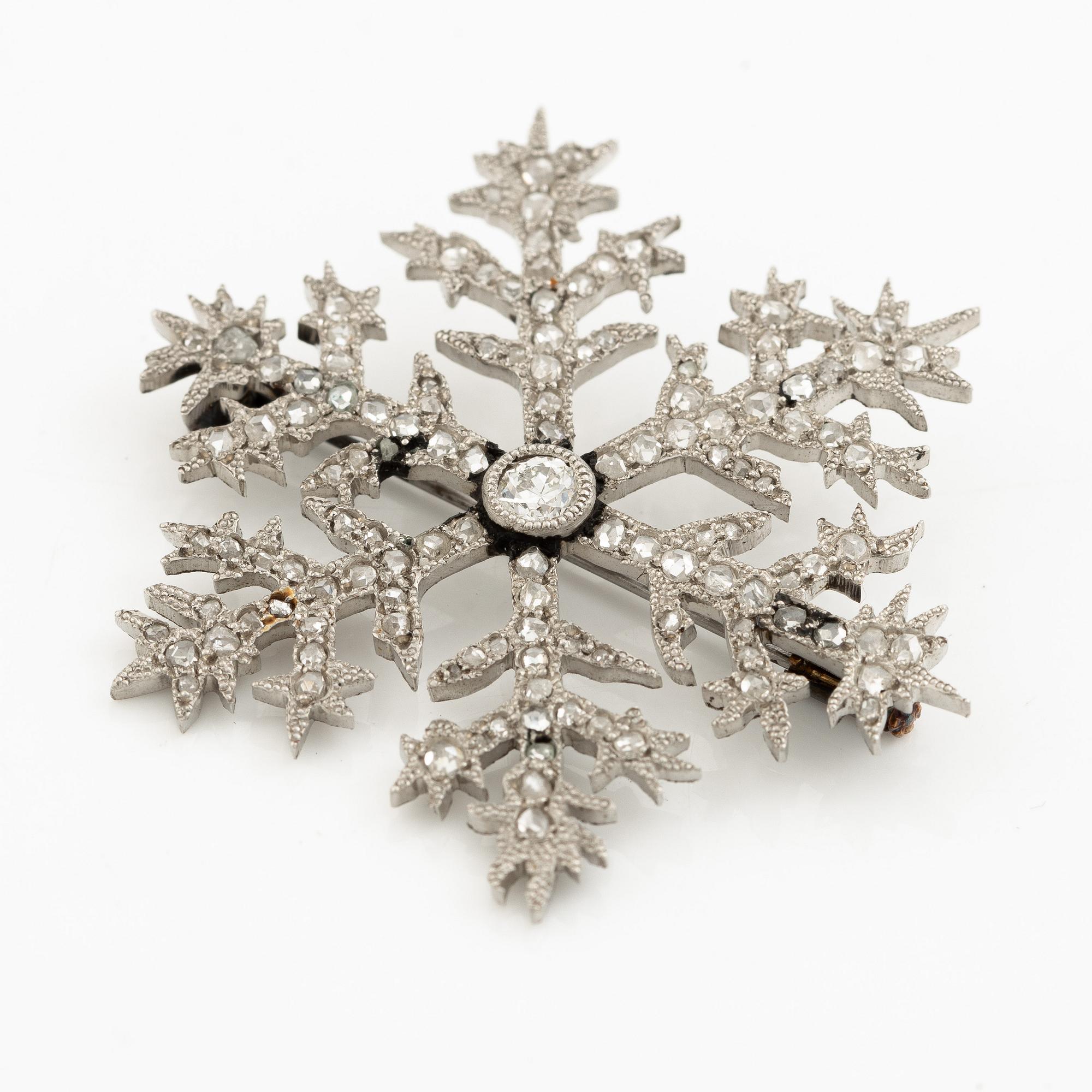 Brosch i form av en snöflinga, design av Alma Pihl, för Fabergé.