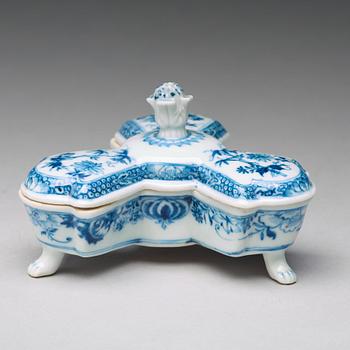 A blue and white cruet stand, Qing dynasty, Qianlong (1736-95).