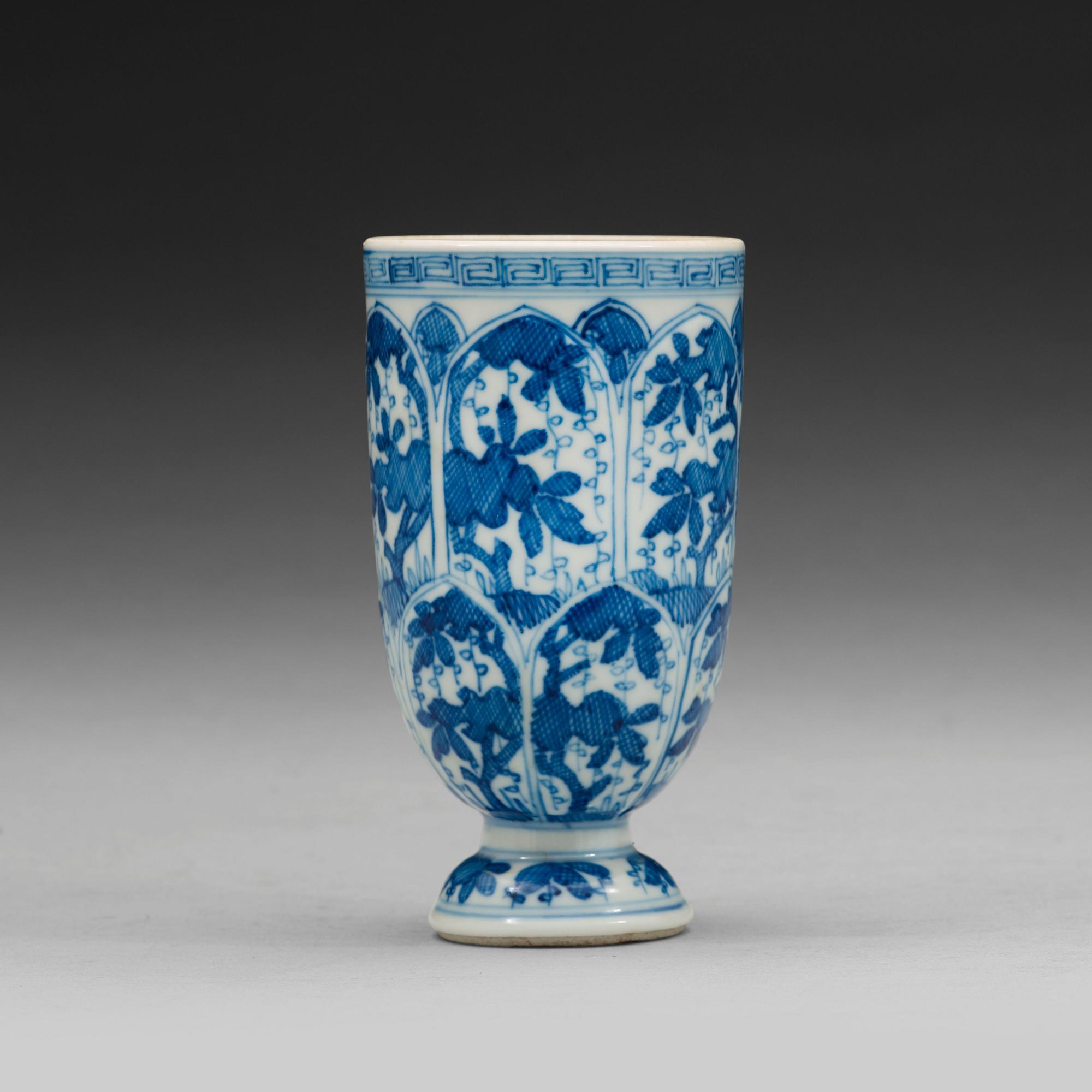 KOPP med FAT och BÄGARE, porslin. Qingdynastin, Kangxi (1662-1722).
