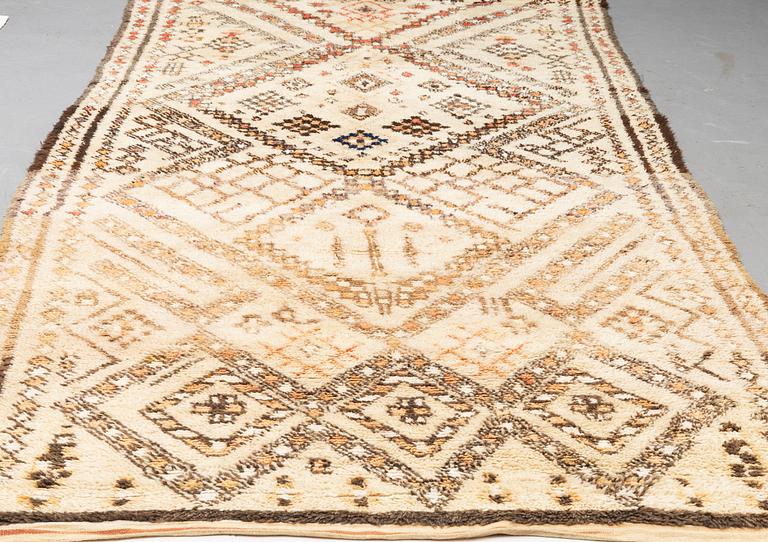 Carpet, marocco, ca 362 x 173-195 cm.