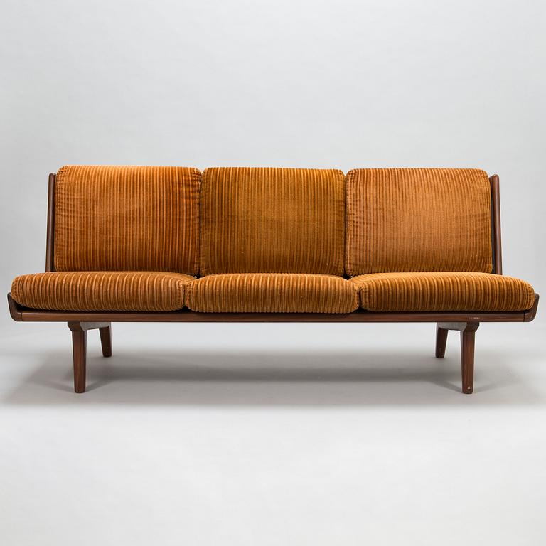 Carl Gustaf Hiort af Ornäs, a mid-20th century 'Studio' sofa for  Hiort Tuote Puunveisto Oy - Träsnideri Ab.