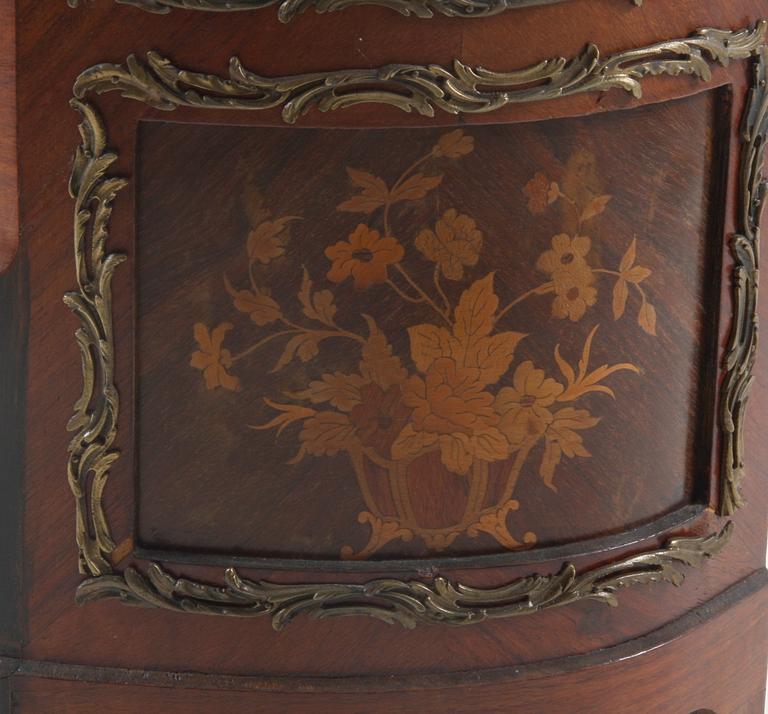 VITRINSKÅP, Louis XV-stil.