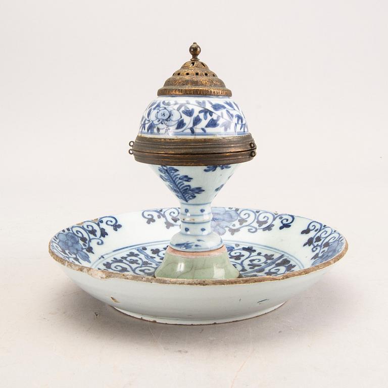 A 17th/19th century Dutch/Chinese porcelain censer.