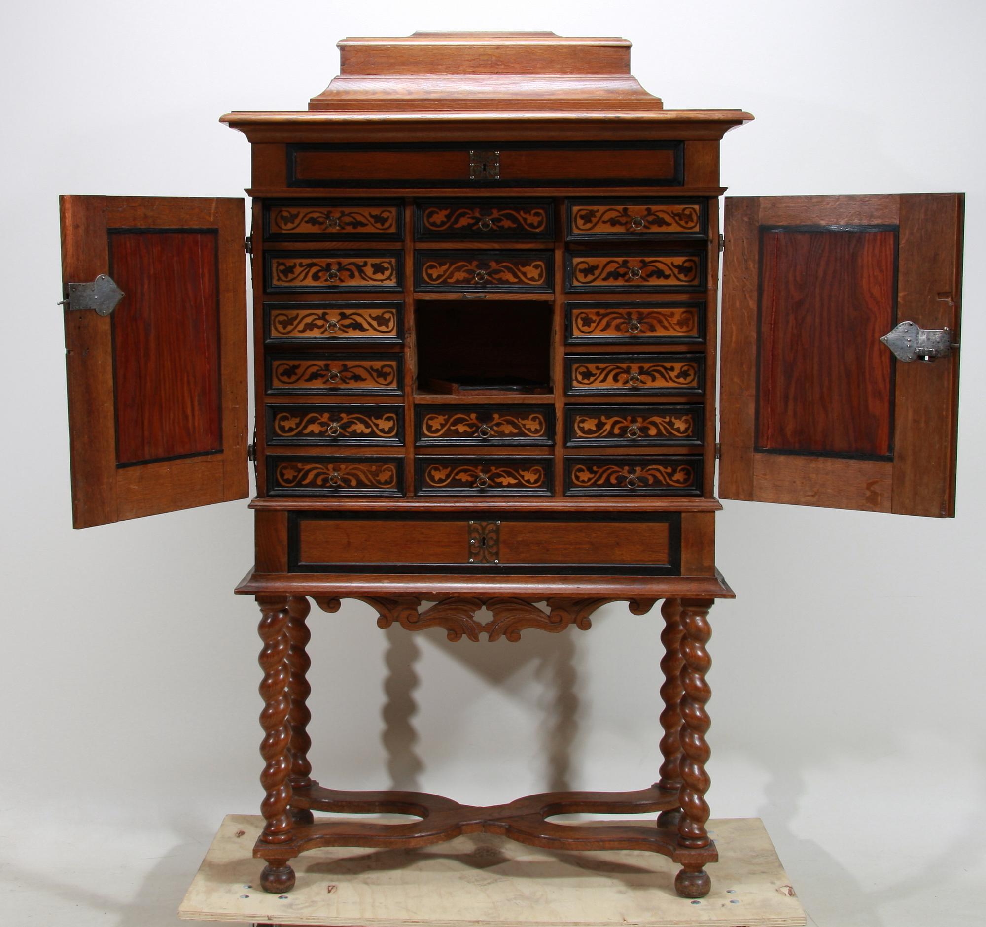 KABINETTSKÅP, barockstil, 1800/1900-tal.