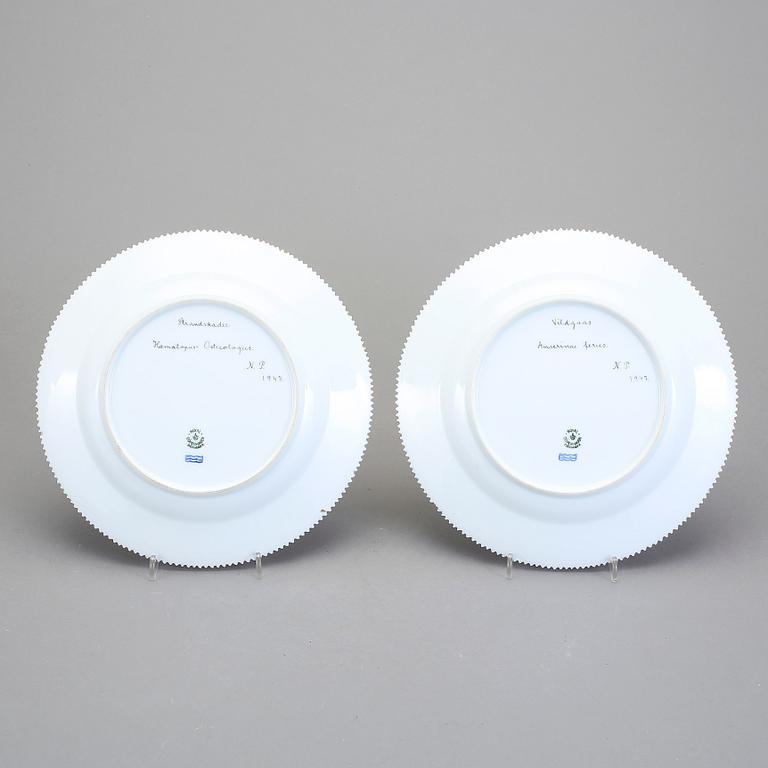 TALLRIKAR, 4 st, porslin. Royal Copenhagen, ur servisen Flora Danica. Dekorerade i s k Hausmalerei, 1942 och 1947.