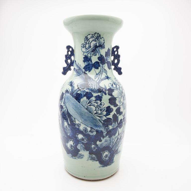 Vases, 2 pcs, China, 19th century.