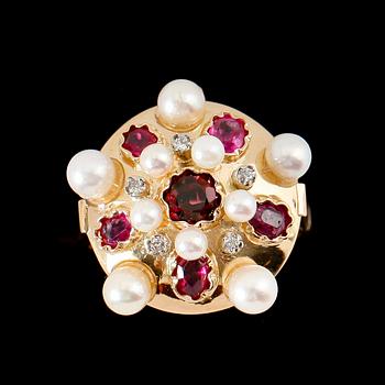 RING, 18 k, guld, med briljantslipade diamanter, rubiner och pärlor. Total vikt ca 9 g.