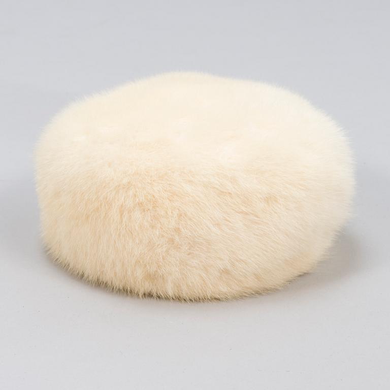 PÄLSJACKA MED BÄLTE SAMT HAT.