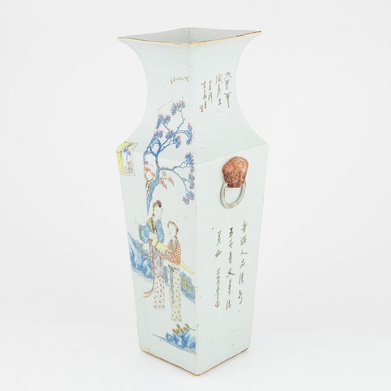 A Chinese porcelain vase, early 20th Century.