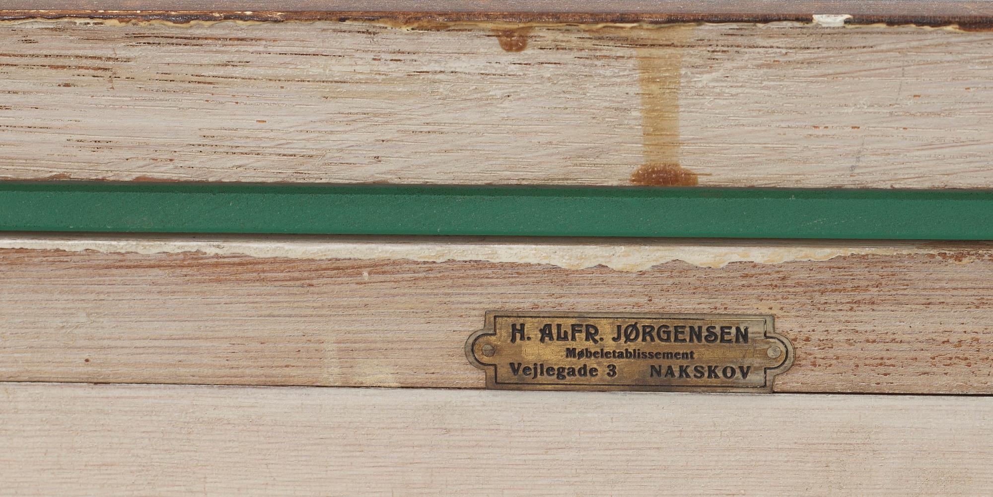 TOILETTEBORD, Danmark, senjugend, 1900-talets första hälft.