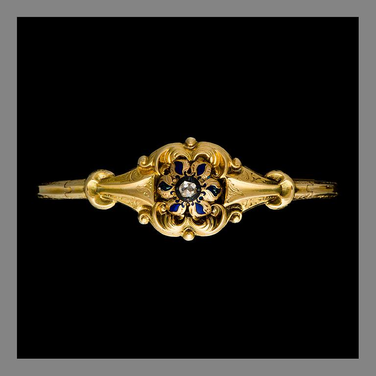 A BRACELET, 18K gold, diamnod, enamel decoration. Indistinct maker's mark Stockholm 1847. Weight 17.8 g.