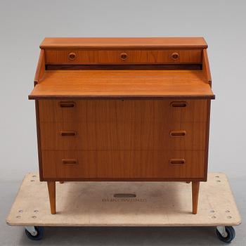 A 20th century chest of drawers.