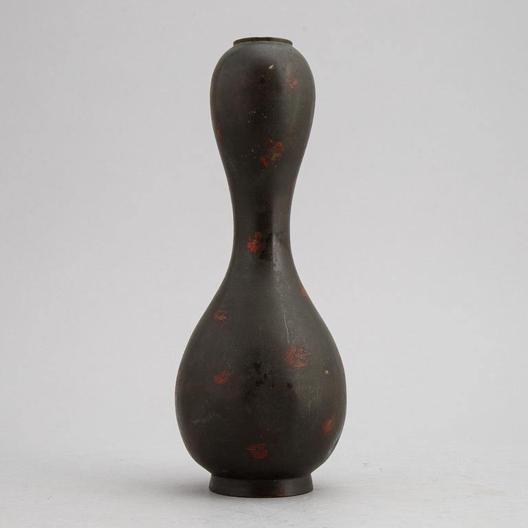 A 'doubble gourd' Japanese bronze vase, Edo-period (1603-1868), 19th century.