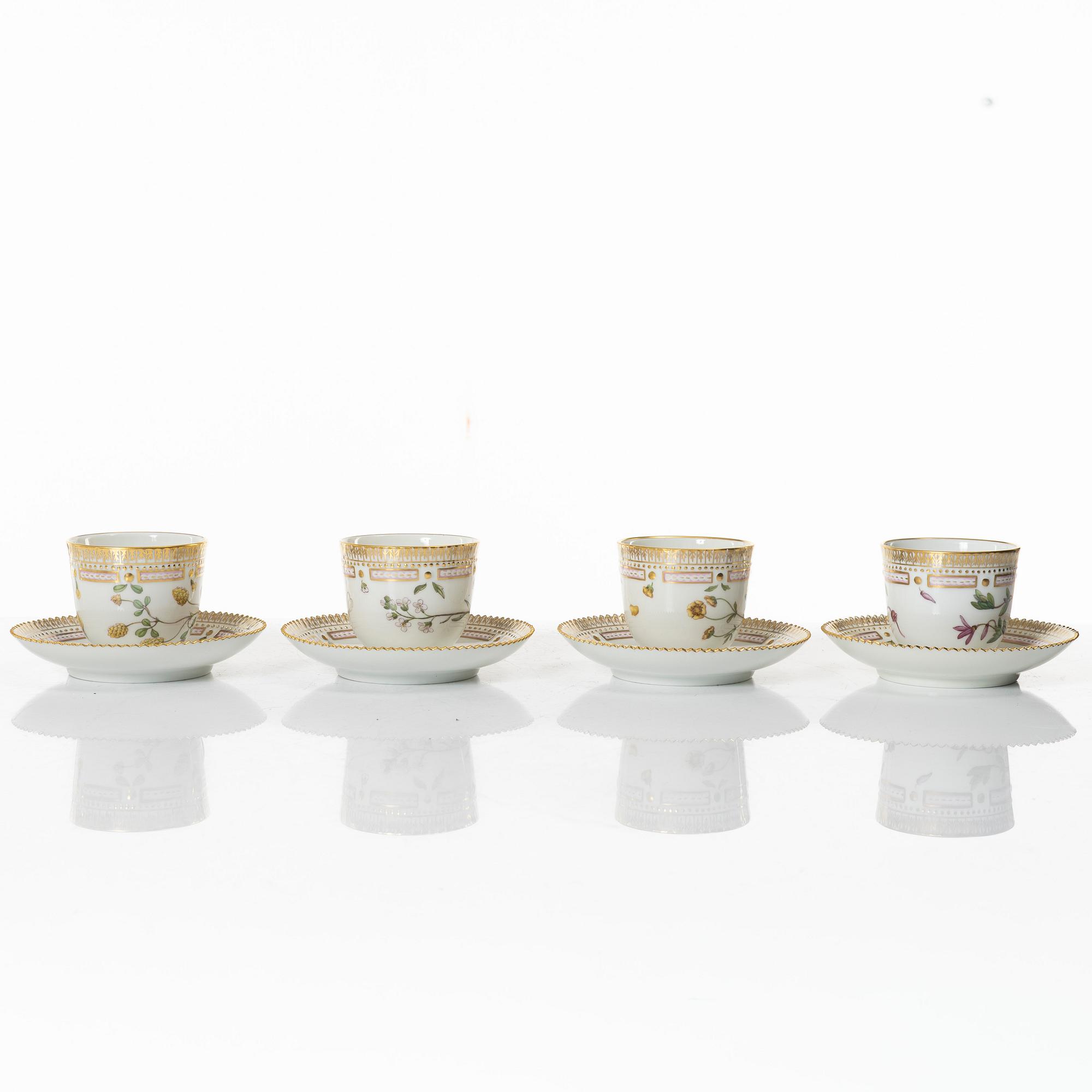 Kaffekoppar med fat, fyra stycken, porslin. 'Flora Danica', Royal Copenhagen, Danmark, 1900-tal.