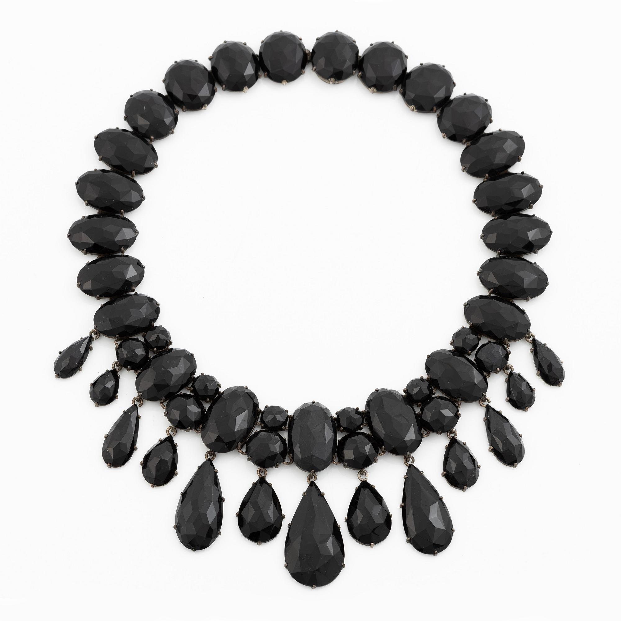 Collier silver med stora fasettslipade svarta stenar.