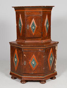 HÖRNSKÅP, allmoge, 1700-tal.