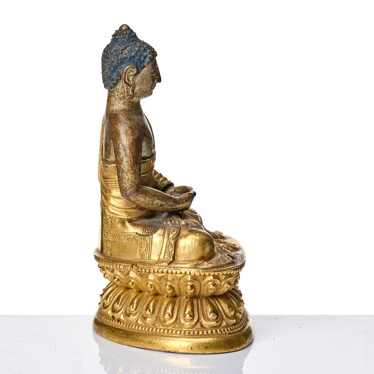 Buddha, förgylld kopparlegering. Tibetokinesisk, 1700-tal.