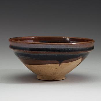 SKÅL, keramik. Cizhou-typ, northern blackware, Jin dynastin (1115-1234).