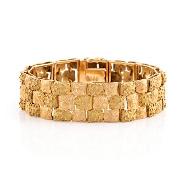 511. An 18K two coloured gold bracelet.