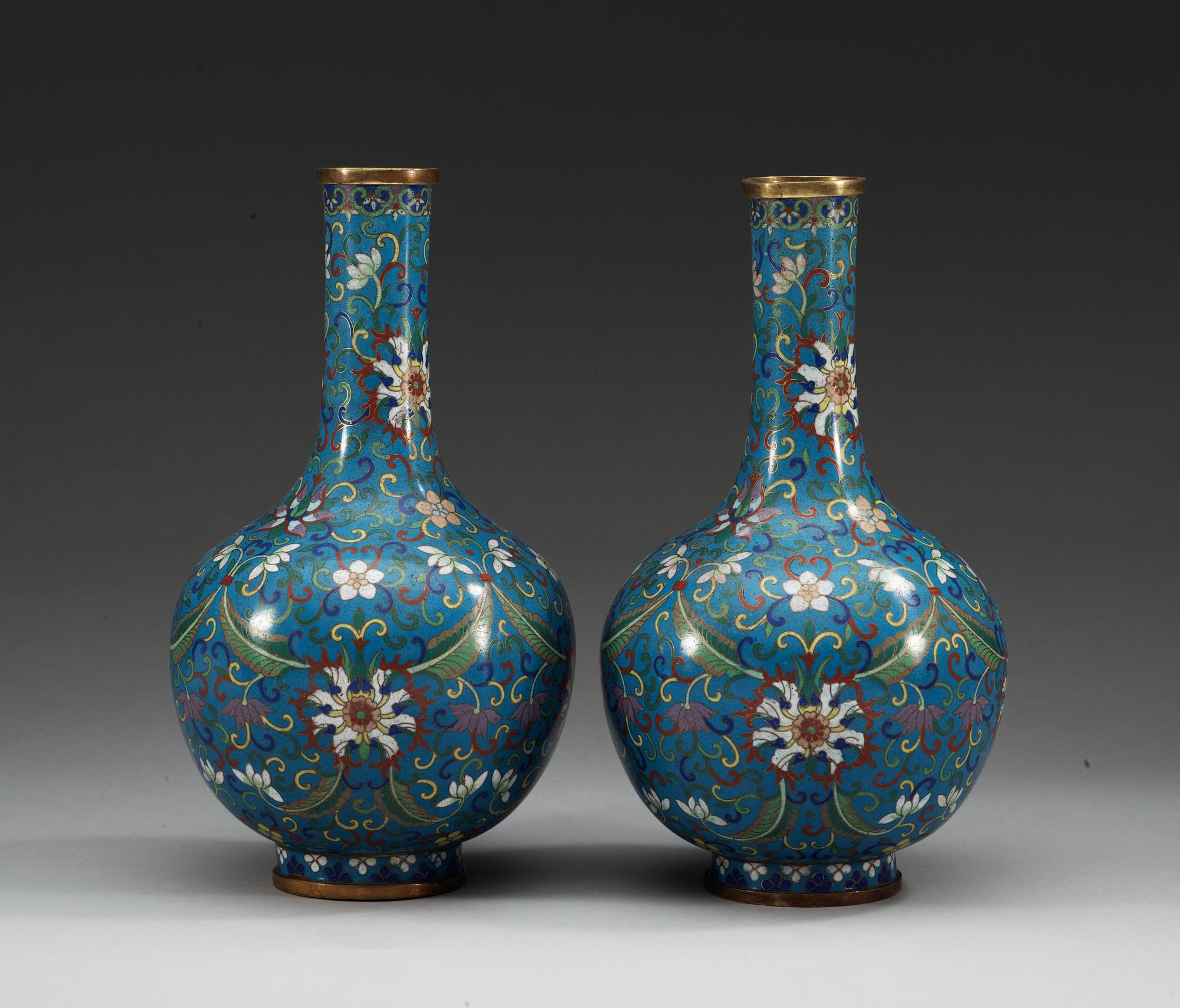 VASER, ett par, cloisonné. Qing dynastin, 1800-tal.