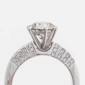 RING 14K vitguld m 1 briljant ca 1,8 ct, ca L-M VS, sidostenar ca 0,25 ct totalt.