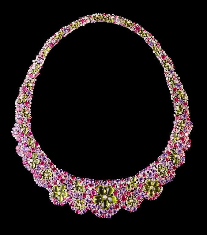 COLLIER, rosa safirer, briljantslipade diamanter, ametister och cabochonslipade peridoter i floralt mönster.
