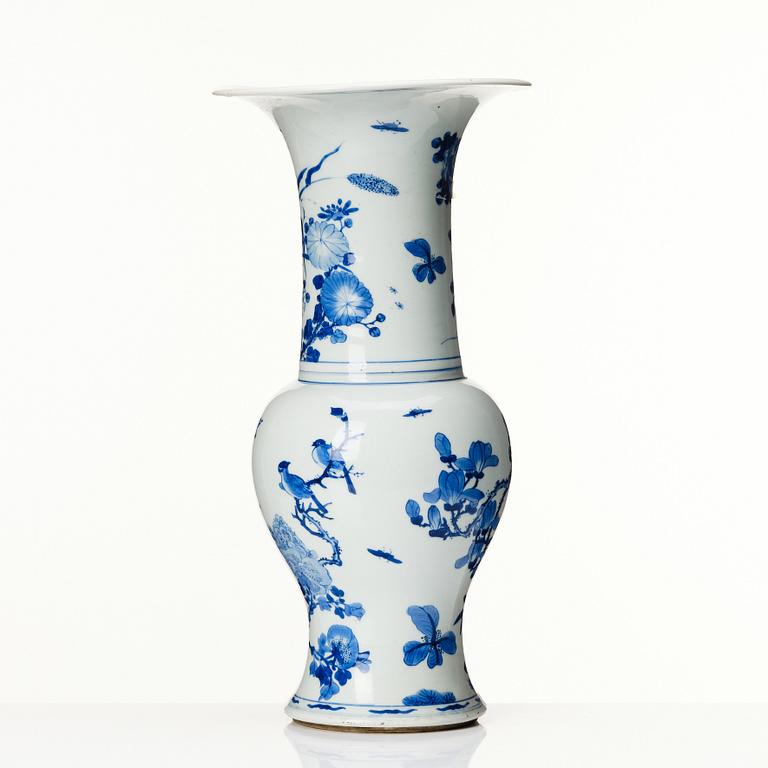 A Chinese blue and white 'Yen-Yen' Vase, Qing dynasty, Kangxi (1662-1722).