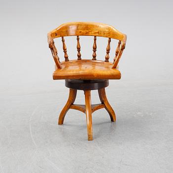A swivel office chair, end of the 19th Century.