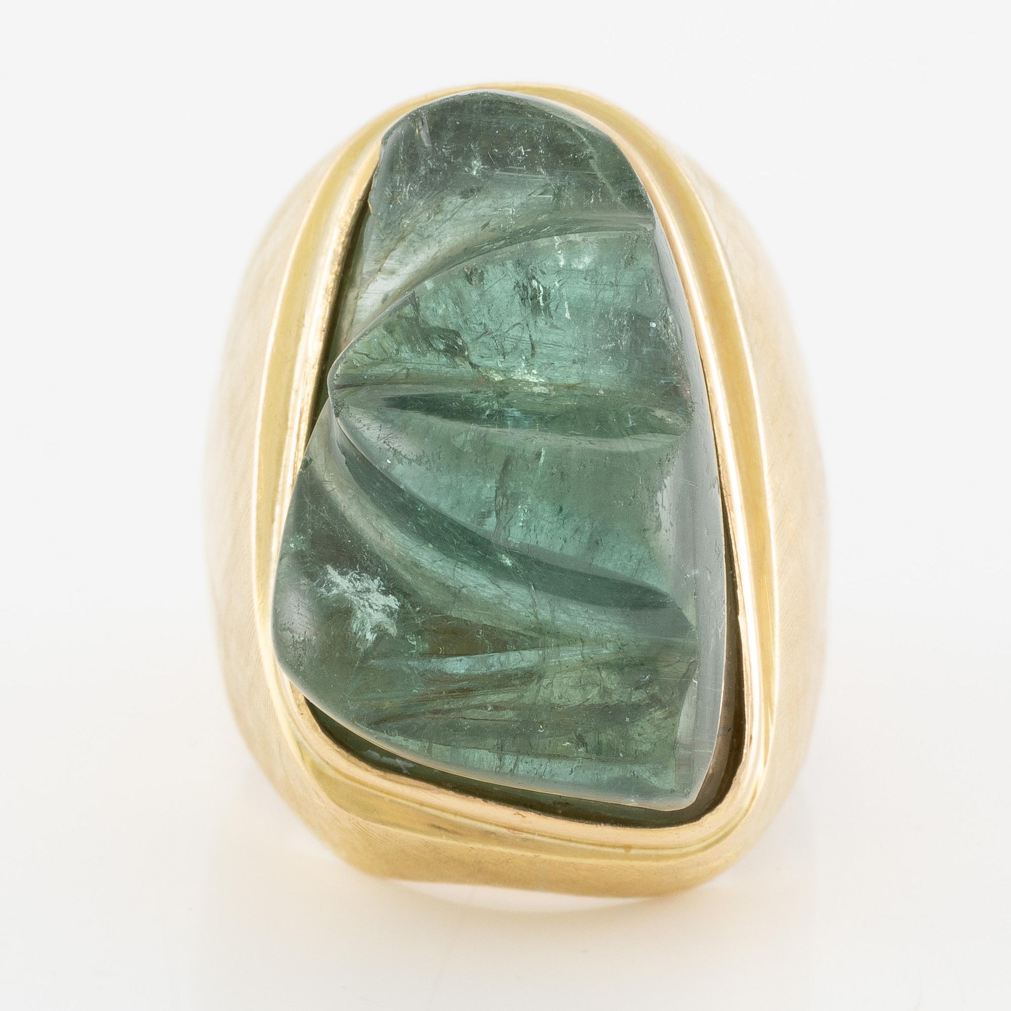 Ring in 18K gold with a carved tourmaline.