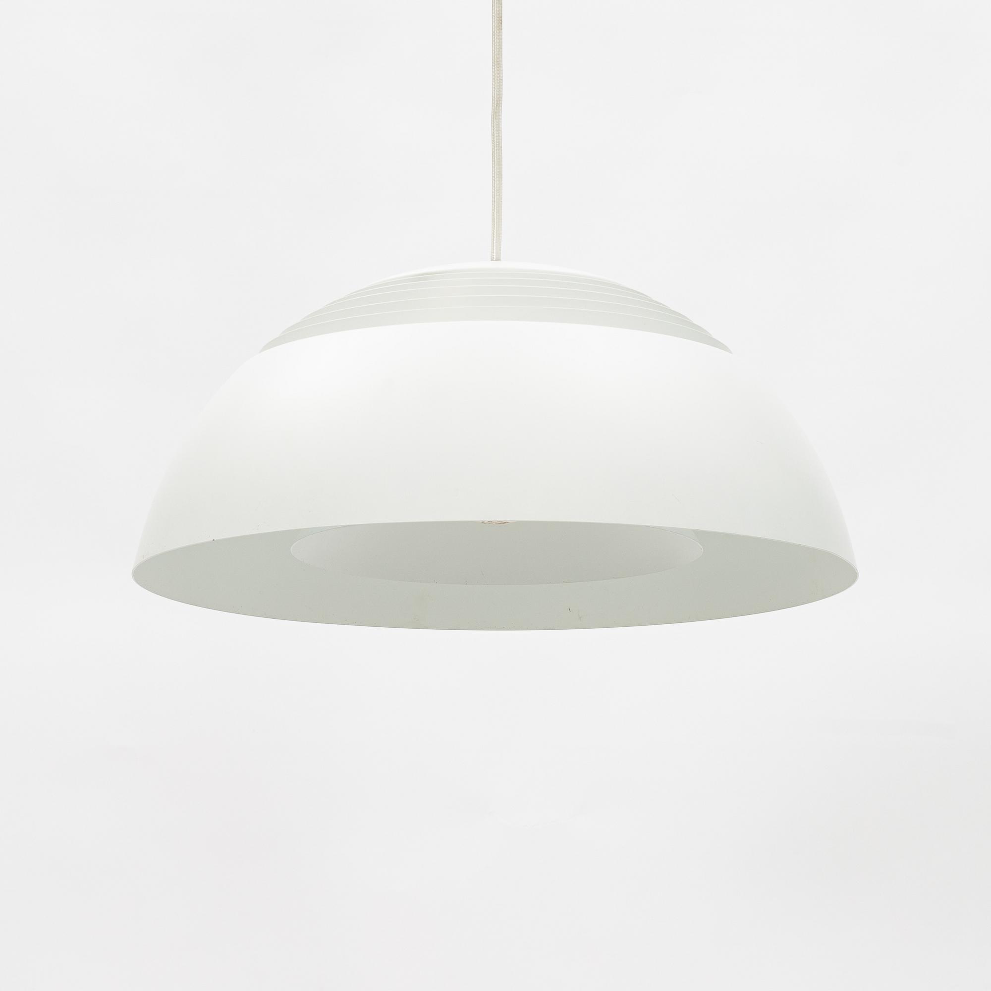 Arne Jacobsen, "AJ Royal Pendel", Louis Poulsen, Danmark.