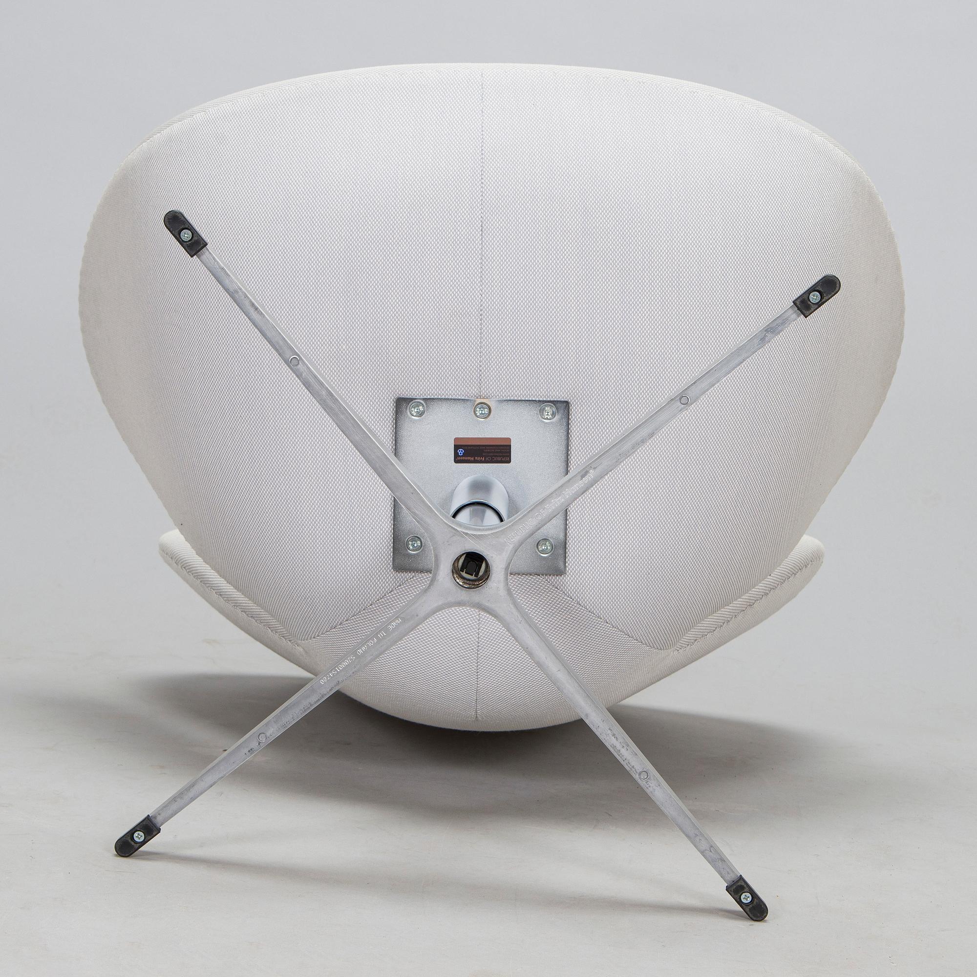 Arne Jacobsen, fåtölj, "Svanen", för Fritz Hansen, 2016.