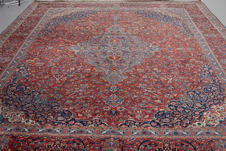 A CARPET, a semi-antique Kashan, ca 443,5 x 314,5 cm.